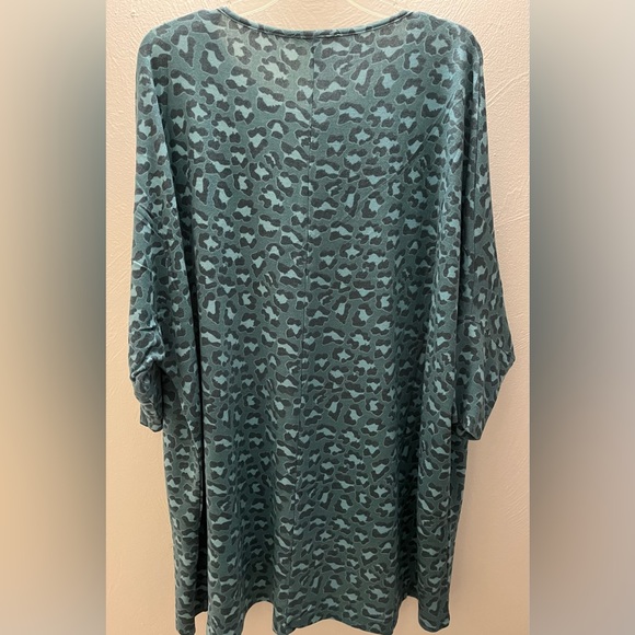 Avenue NWT hi-low top in green animal print, size 18/20 could easily fit 22/24. - Picture 3 of 9